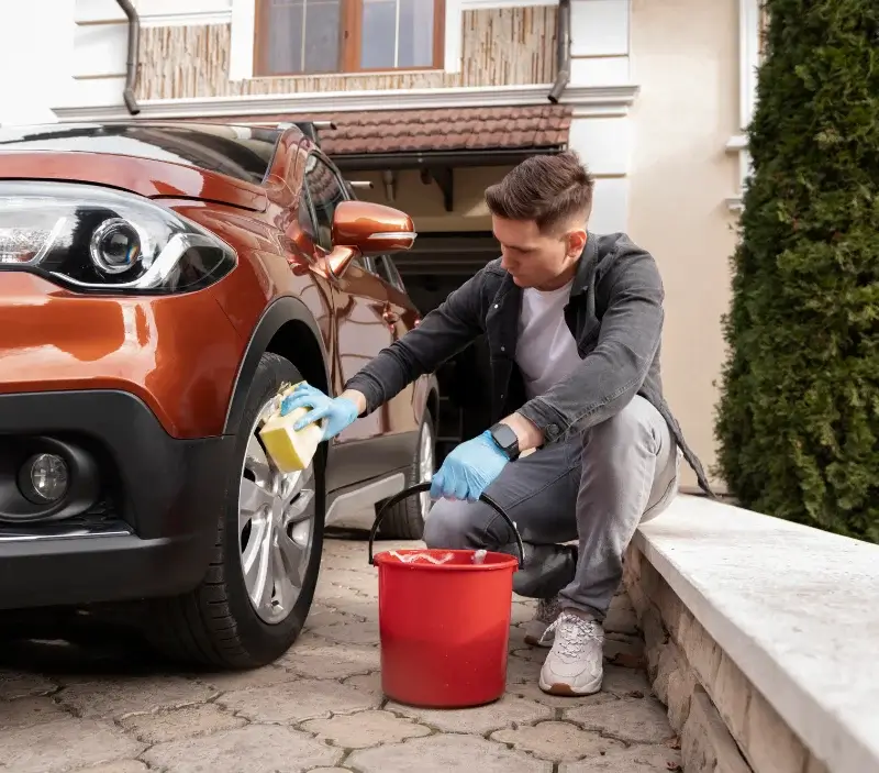 Lavage auto à domicile Étoile-Saint-Cyrice : professionnel intervenant sur un véhicule